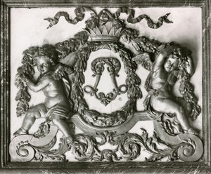 Putti flankerar det initiala L på dörren till Salon des Gardes de la Reine (stuckaturarbete) av French School