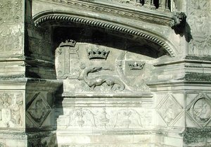 Relief från Grand Escalier föreställande Francois I:s (1494-1547) vapen med en salamander av French School