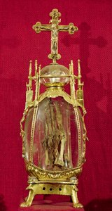 Relikvieskrin innehållande St. Attalias hand (ca 697-741) 1100-1400-talet (koppar, förgyllt silver och bergskristall) av French School