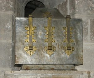 Relikvieskrin som innehåller relikerna från St. Benoit, placerad i kryptan 1108 (metall) av French School