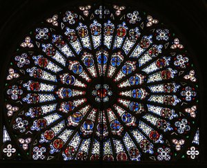 Rosenfönster som visar Kristus omgiven av de tolv apostlarna och evangelistsymbolerna av French School