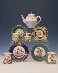 Urval av tekannor, tallrikar och koppar, ca 1770 (porslin)