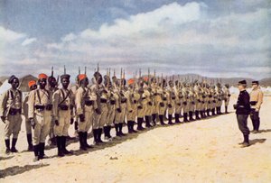 Senegalesiskt infanteri på stranden vid Frejus (efter ett färgat fotografi), 1915 av French School