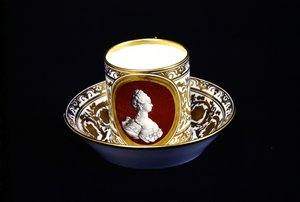Kopp och fat från Sevres med Marie-Antoinettes avbild, ca 1773-4 (porslin)