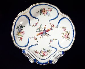 Sevres tallrik dekorerad med båge och pilar, 1762 (fajans) av French School