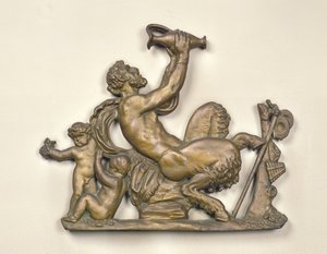 Skylt från en vinhandlare som visar en faun som dricker (ved)