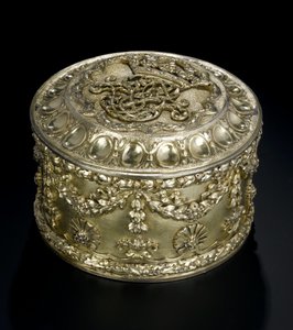 Silverförgylld cirkulär låda med lock från toaletttjänsten Lennoxlove, ägd av Frances Teresa Stewart, hertiginna av Richmond och Lennox: French, Paris, analyserad mellan april och september 1672 av French School