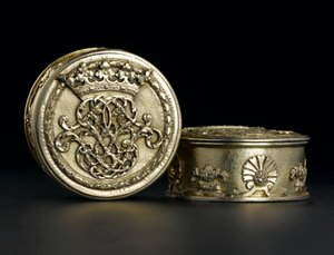 Silverförgylld liten cirkulär låda med lock från toaletttjänsten Lennoxlove, ägd av Frances Teresa Stewart, hertiginna av Richmond och Lennox: French, Paris, analyserad mellan september 1672 och oktober 1674 av French School