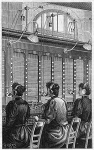 Telefonkontor (central telefoni - standard telefoni) i rue Gutenberg i Paris 1895. Flera bordssektioner med 240 abonnenter betjänad av 3 telefonister. av French School