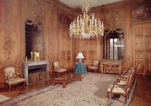 The Great Lounge med träslöjd som tillskrivs Verbeck och Louis XV tidstypiska möbler signerade av D. Delant och F. Folliot, 1730-36 av French School