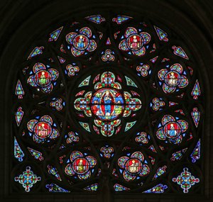 Södra rosenfönstret med Jungfru Marias himmelsfärd. (modernt glas; stenarbeten C15 och C20) av French School