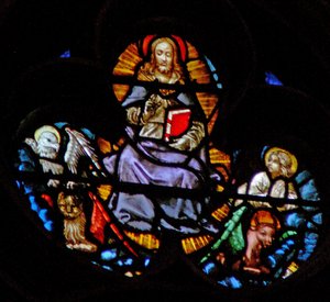 Fönstret med västrosen som visar en scen från Uppenbarelseboken: Kristus med de fyra heliga vilddjuren - symboler för evangelisterna av French School
