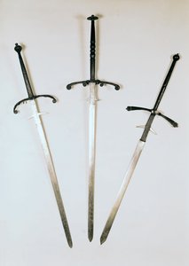Tre tvåhandssvärd, 1570 (metall) av French School