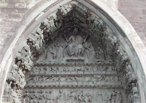 Tympanum från den vänstra portalen i norra korsarmen som visar den sista domen, 1225-40 av French School
