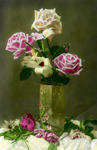 Vas med rosor ca 1898 (handtonat foto) av French School