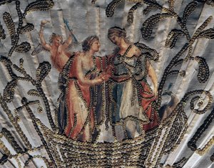 Venus och Juno, detalj av sidenblad av handfläkt, broderier och paljetter, genomborrad benskyddspinne i silver av French School