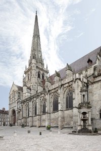 Utsikt över Cathedrale Saint Lazare d