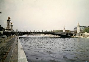 Utsikt över Pont Alexandre III, byggd av ingenjörerna Louis-Jean Resal (1854-1920) och Amedee Alby (1862-1942) för 1900 års världsutställning, 1897-1900 av French School