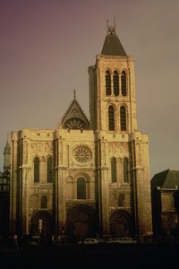 Vy över västra fasaden, påbörjad c.1135 av French School