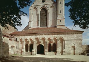 Utsikt över ingångsverandan till cistercienserklostret, byggt 1140-60 av French School