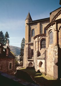 Utsikt över kyrkan, byggd 1035-60 av French School