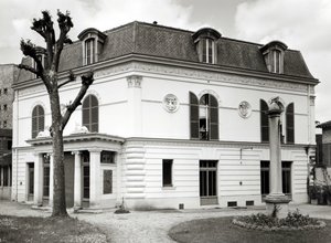Utsikt över fasaden på Bibliotheque Marmottan från trädgården, byggd 1880-1921 av French School