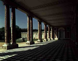 Utsikt över terrassen på högra flygeln av Grand Trianon, ca 1725 (foto) av French School