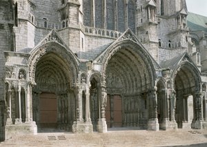 Vy över de tre portalerna i norra korsarmen av French School