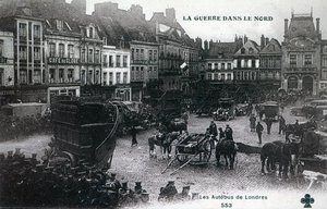 War in the North: London-bussar från British Expeditionary Force på huvudtorget i Bethune 1915 (photolitho) av French School