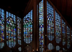 Fönster som visar de återställda fönstren ursprungligen från kyrkan St Vincent av French School