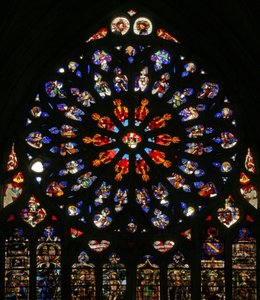 Fönster w135 som visar Gud, serafer, musikänglar och tio av apostlarna. lansetterna nedan innehåller sena C16-figurer, skyddshelgonen för dåvarande kanonerna:- St James, St Christopher, St Charlemagn av French School