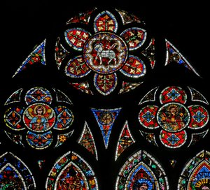 Fönster w202 som visar tracery-ljusen med två änglar och Agnus Dei av French School