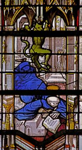 Fenster w27 mit Darstellung des Heiligen Martin, der die Treppe hinunterfällt: ein Teufel feiert von French School