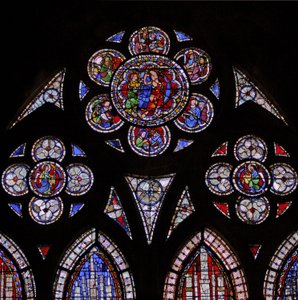 Fönster w9 som visar tracery-ljusen med två änglar och den tvivlande St Thomas av French School