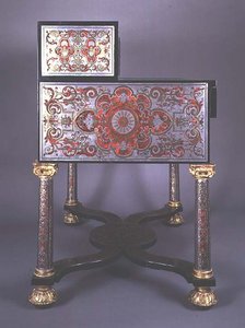 Skrivbord dekorerat med intarsia i boulle-stil av mässing inlagd med sköldpaddsskal, med förgyllda fästen (mässing & sköldpaddsskal) (se även 77182)