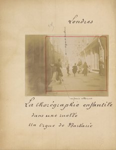 London. Barnkoreografen i en gränd Un Oigue Barbarie av French Unknown maker
