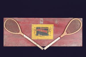 Originallåda för ett Sphairistike-set (furulåda med racketar och etikett) av French and Co.