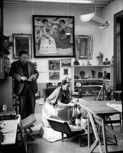 De mexikanska målarna Frida Kahlo (1907-1954) och Diego Rivera (1886-1957) i sin verkstad 1948 (svartvitt foto) av Frida Kahlo