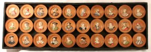 En samling av trettio tecknare som porträttmedaljonger (färgad gesso duro applicerad på träslipad) av Friedrich (after) Hagenauer
