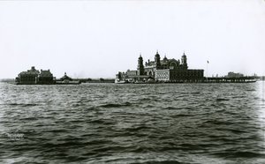 Ellis Island, New Yorks hamn, 1903 av G.P. Hall und Sohn