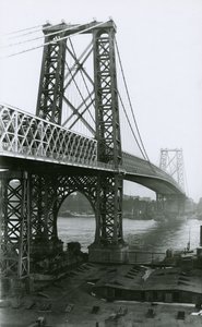 Williamsburg Bridge över East River under byggnadstiden, 1898 av G.P. Hall und Sohn