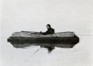 Campbell flytande i en kajak, 1911, 1913 av G. Murray Levick