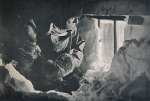 Rensa drift från Window of Hut vid Cape Adare, c1911, 1913 av G. Murray Levick
