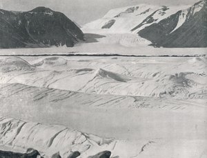Sprucken is vid ingången till Priestley Glacier, c1911, 1913