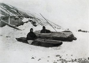 De två kajakerna i land, c1911, 1913 av G. Murray Levick