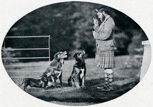 Mr. Francis Clark, The Queens Gillie, med tre av hennes favorithundar, c1899, 1901 av G. W. Wilson and Company
