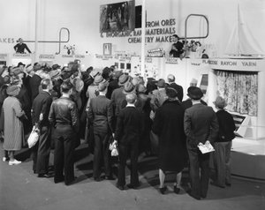 Produktdemonstrationer, New York Worlds Fair, 1939 av Gabriel Moulin