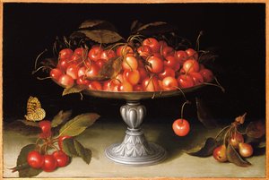 Körsbär i silverkompott med crabapples på en stenkant och en fritillary fjäril av Galizia Fede