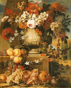 Blommor i urnor på socklar med frukt,