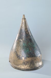 Hjälm med inskuren dekor, från en grav i Berru, Marne (brons) (se även 128317)